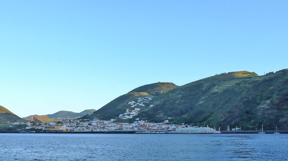 Blauwasser_Azoren_Sao_Jorge_Hafeneinfahrt_Velas_vonSee