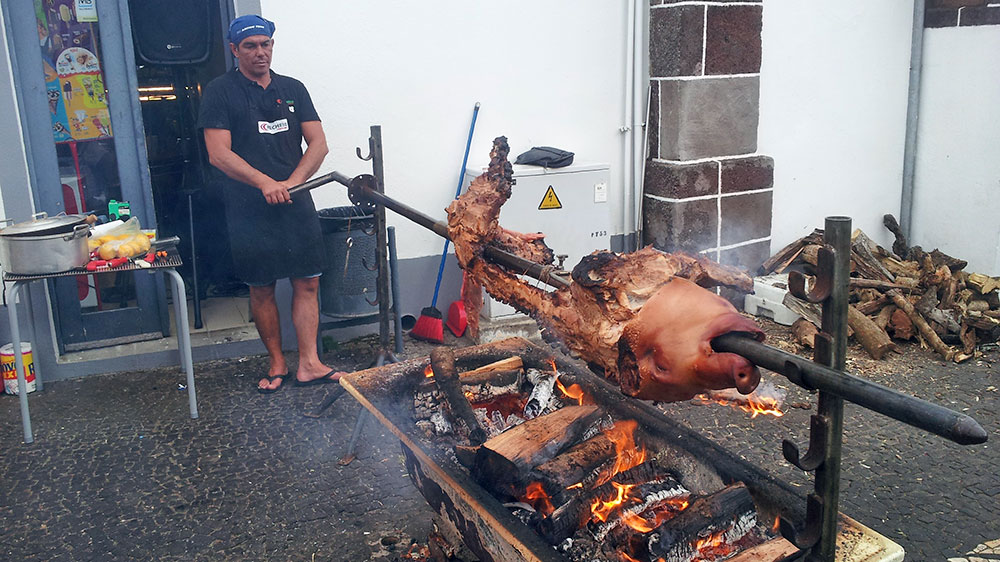Blauwasser_Azoren_santa_maria_SolMar_Schweinespieß