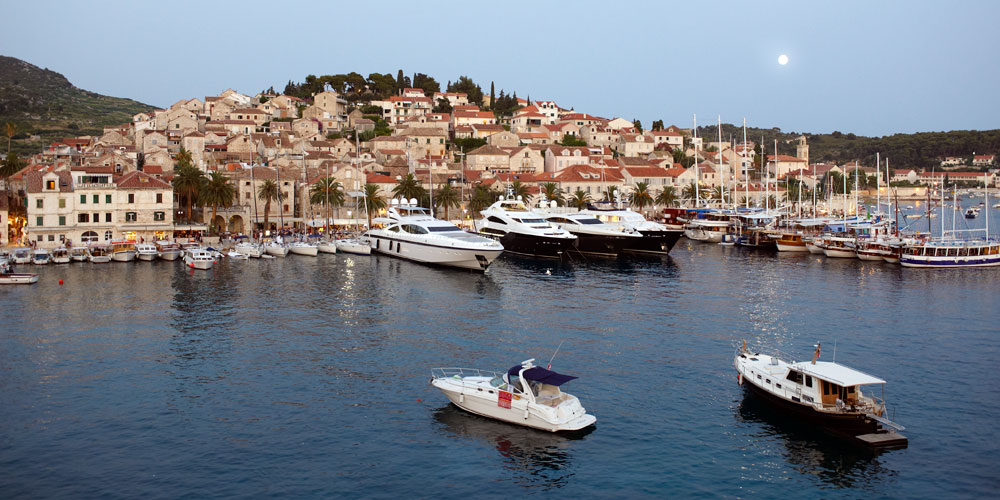 Blauwasser_Kroatien_Hvar_Hvar_Hafen_Abend