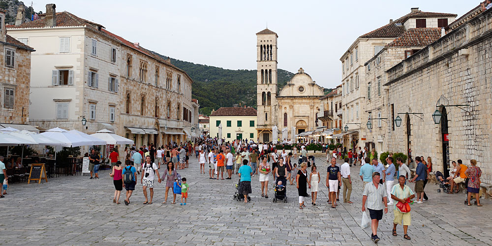 Blauwasser_Kroatien_Hvar_Stadtansicht_Platz_Hvar