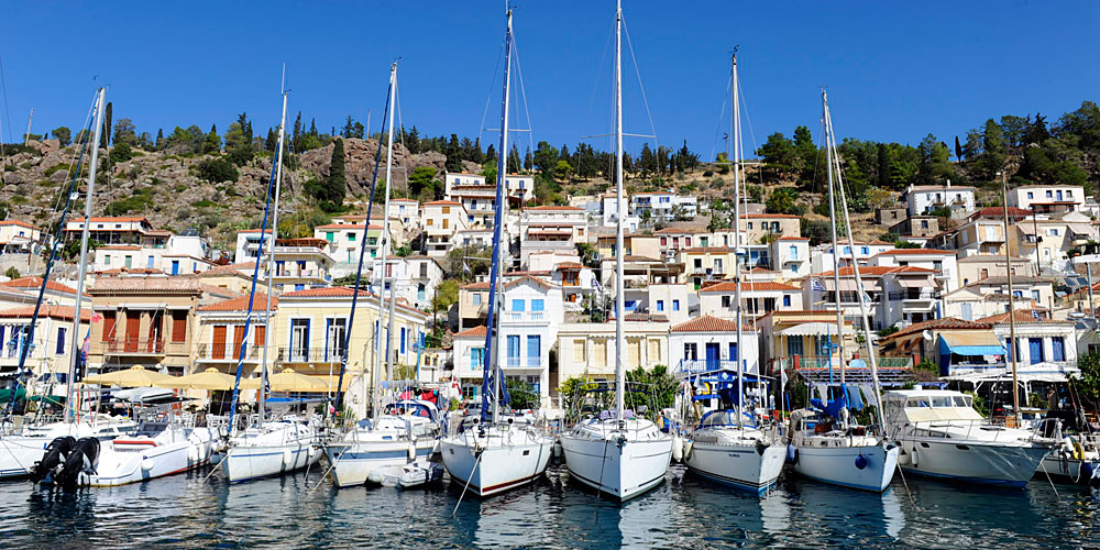 Blauwasser_Saronischer_Golf_Poros_Liegeplaetze_Haeserfront