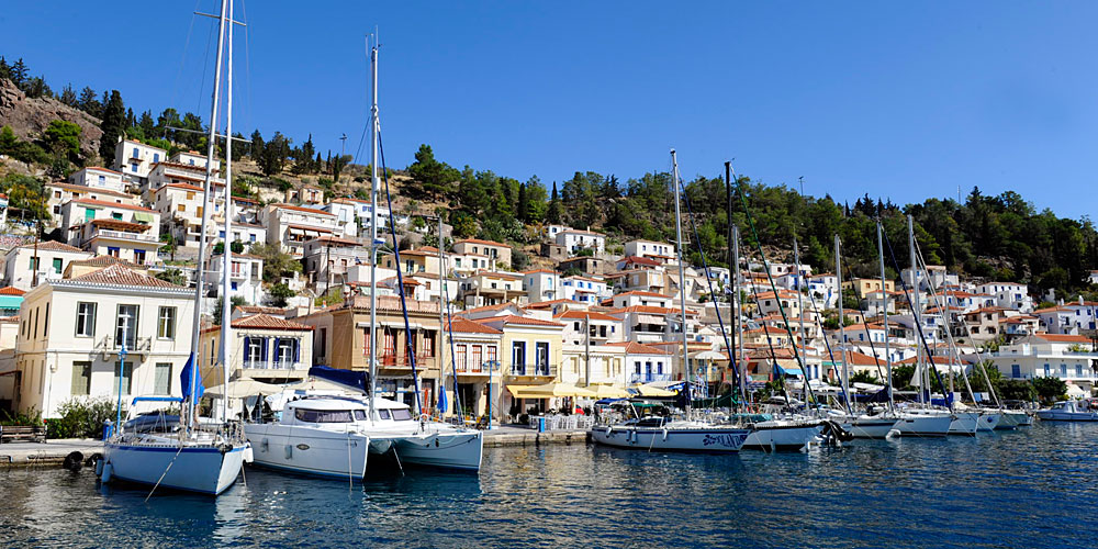 Blauwasser_Saronischer_Golf_Poros_Stadtansicht