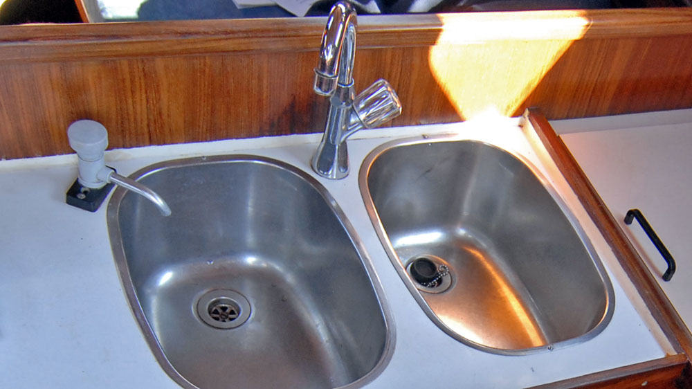 Blauwasser_watermaker_wasserhahn_pantry