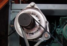 230-Volt-Generator an der Hauptmaschine. Beispiel für eine Installation.