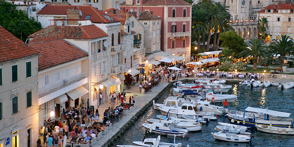 blauwasser_Kroatien_Hvar_Stadtansicht_Promenade