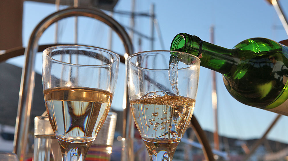blauwasser_alkohol_an_bord_segeln_promillegrenze_einlaufschluck
