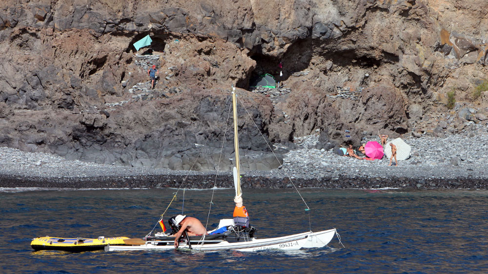 blauwasser_ankerplatz_kanaren_la_gomera_playa_de_chinguarime_hoehle