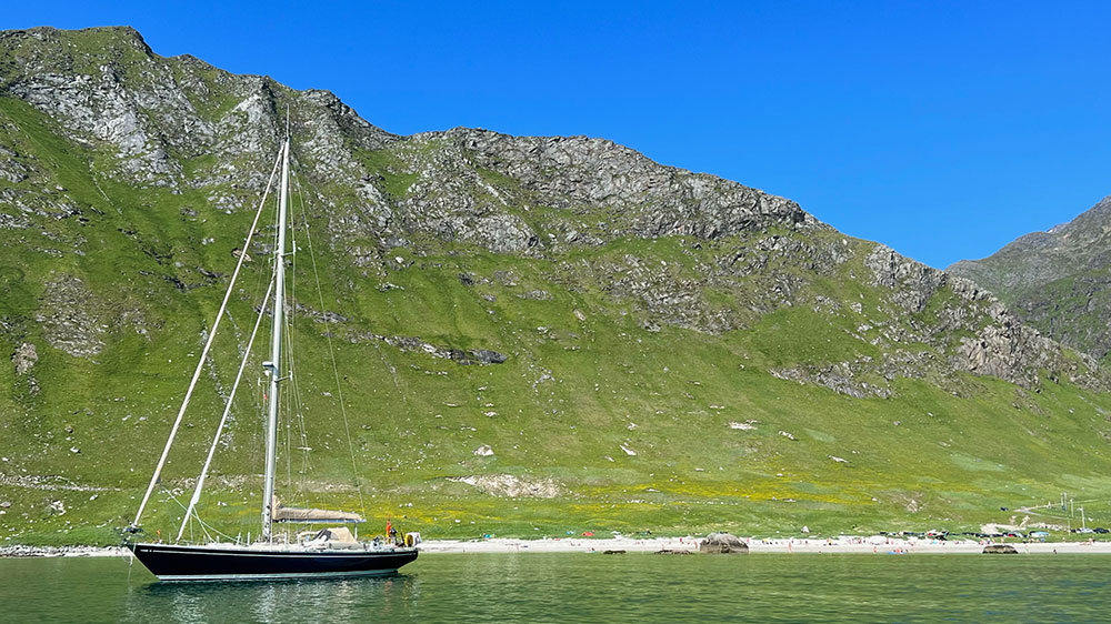 blauwasser_ankerplatz_norwegen_lofoten_hauklandstranda_ankern