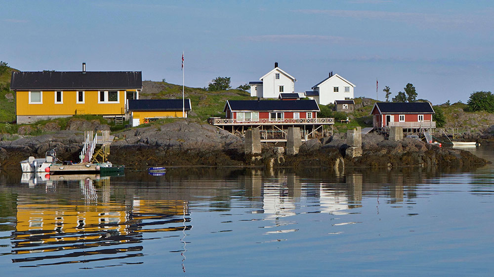 blauwasser_ankerplatz_norwegen_lofoten_straumoya_haeuser