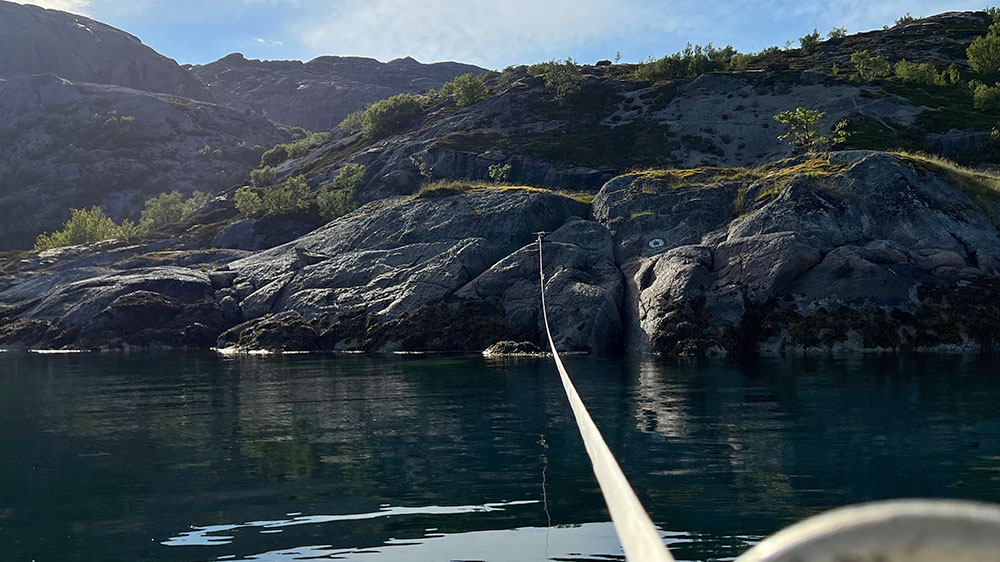blauwasser_ankerplatz_norwegen_lofoten_straumoya_landleine