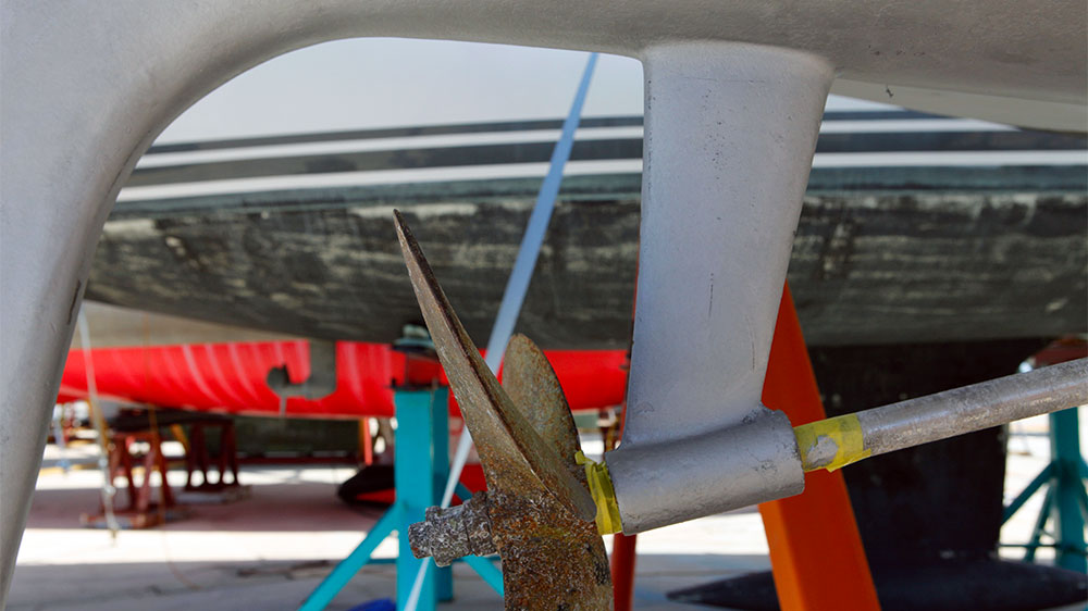 blauwasser_antifouling_auftragen_abkleben