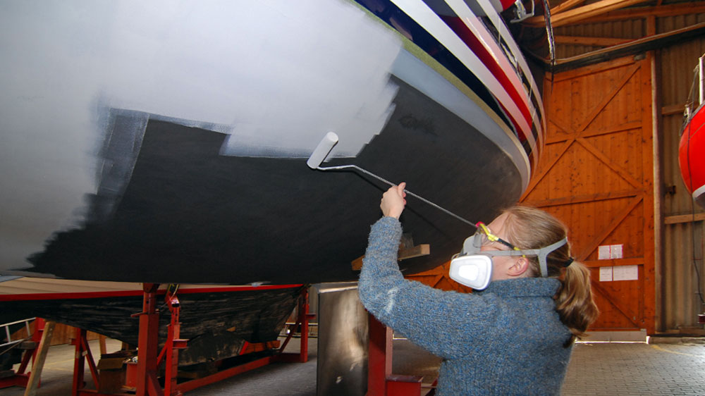blauwasser_antifouling_auftragen_halle