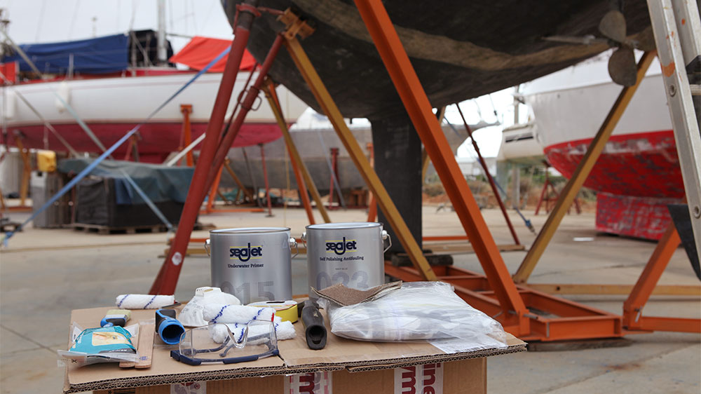 blauwasser_antifouling_auftragen_material