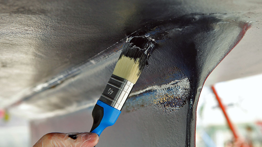 blauwasser_antifouling_auftragen_pinsel