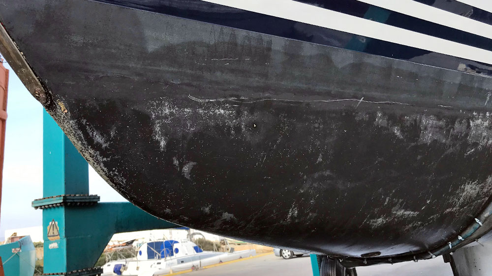 blauwasser_antifouling_auftragen_pockenreste