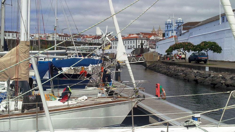 blauwasser_azoren_marina_angra_do_heroismo_Boote_am_Steg