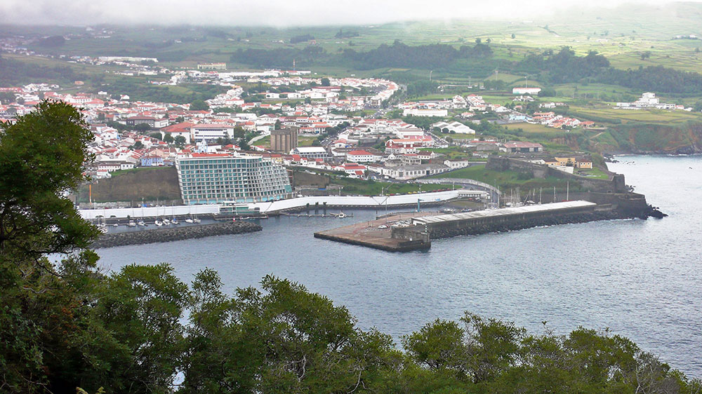 blauwasser_azoren_marina_angra_do_heroismo_Hafeneinfahrt_Luftbild