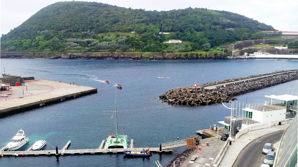 blauwasser_azoren_marina_angra_do_heroismo_Hafeneinfahrt_vom_Hotel