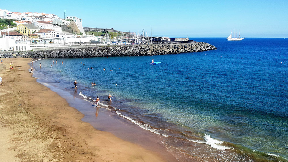 blauwasser_azoren_marina_angra_do_heroismo_Strand_Hafenblick