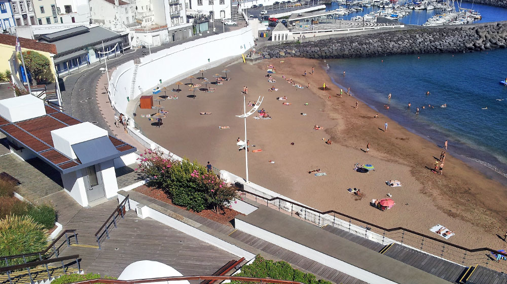 blauwasser_azoren_marina_angra_do_heroismo_strand