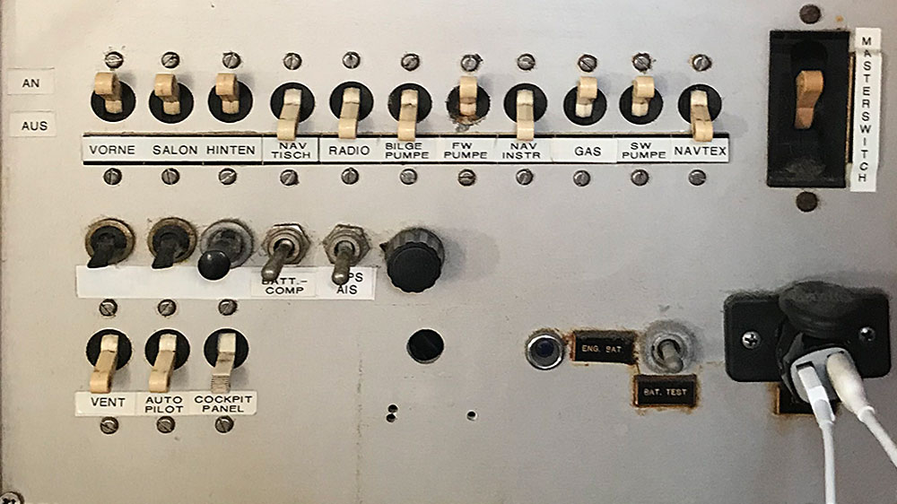 blauwasser_bordlektrik_neu_installation_yacht_altes_panel