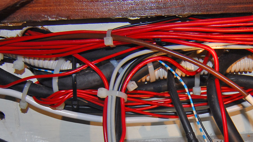 blauwasser_bordlektrik_neu_installation_yacht_kabelhalter