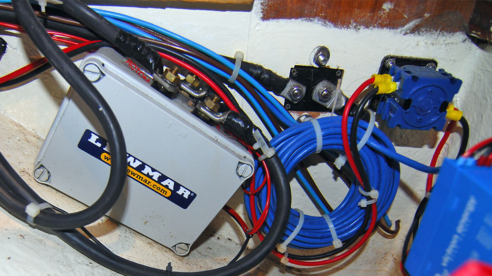 blauwasser_bordlektrik_neu_installation_yacht_kabelhalter_2