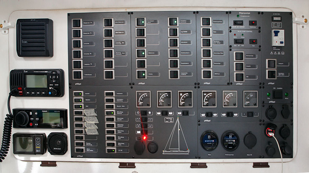 blauwasser_bordlektrik_neu_installation_yacht_panel_neu