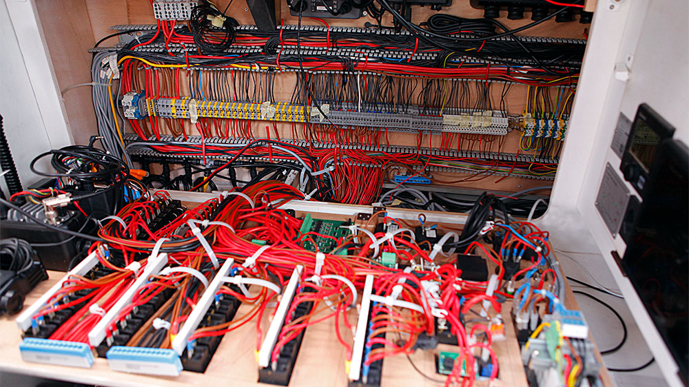 blauwasser_bordlektrik_neu_installation_yacht_schaltpanel