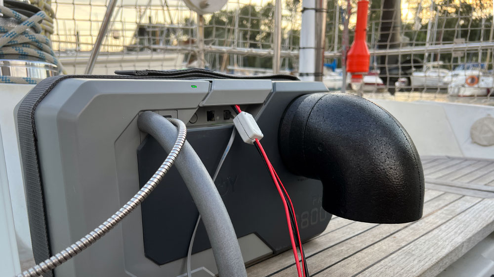 blauwasser_brennstofzelle_efoy_2800_pro_yacht_abluft_bogen