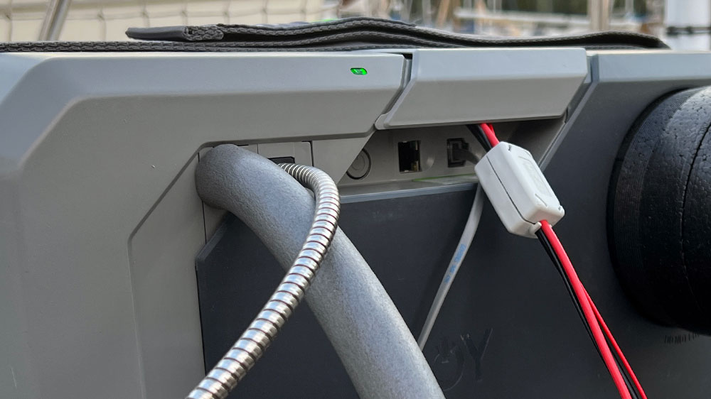 blauwasser_brennstofzelle_efoy_2800_pro_yacht_anschluss_batterie_2