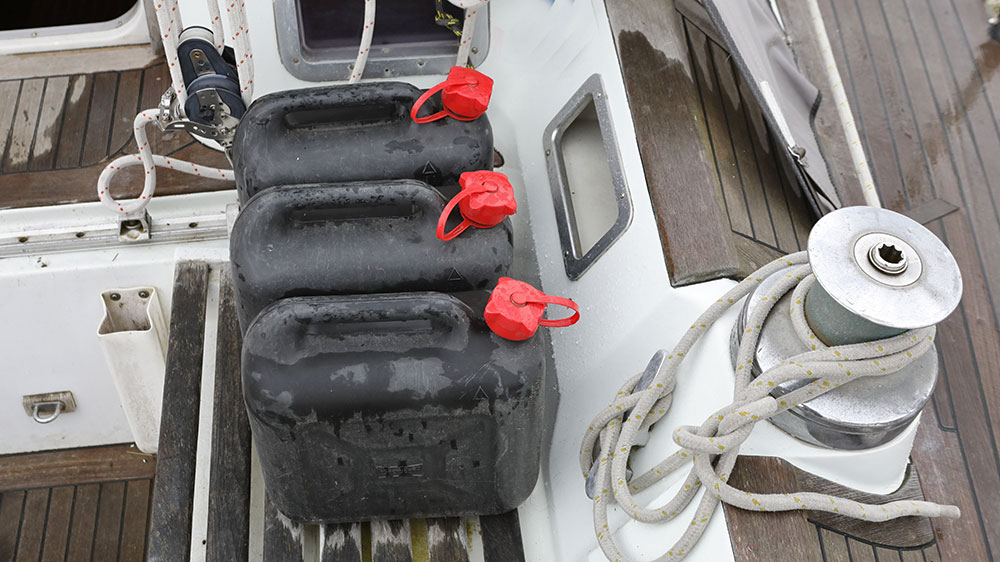 blauwasser_dieselpest_tanken_kanister_cockpit