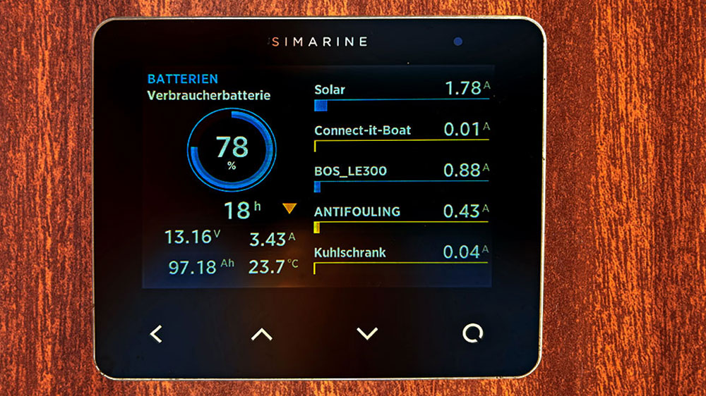 blauwasser_energiemanagement_simarine_batteriemonitor_display