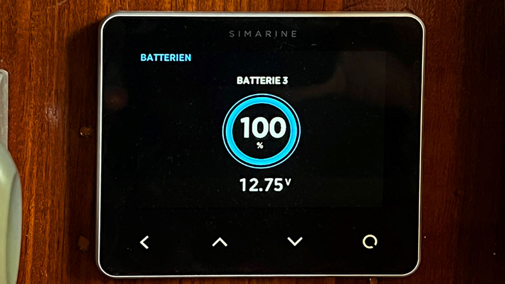 blauwasser_energiemanagement_simarine_batteriemonitor_spannung_batterie