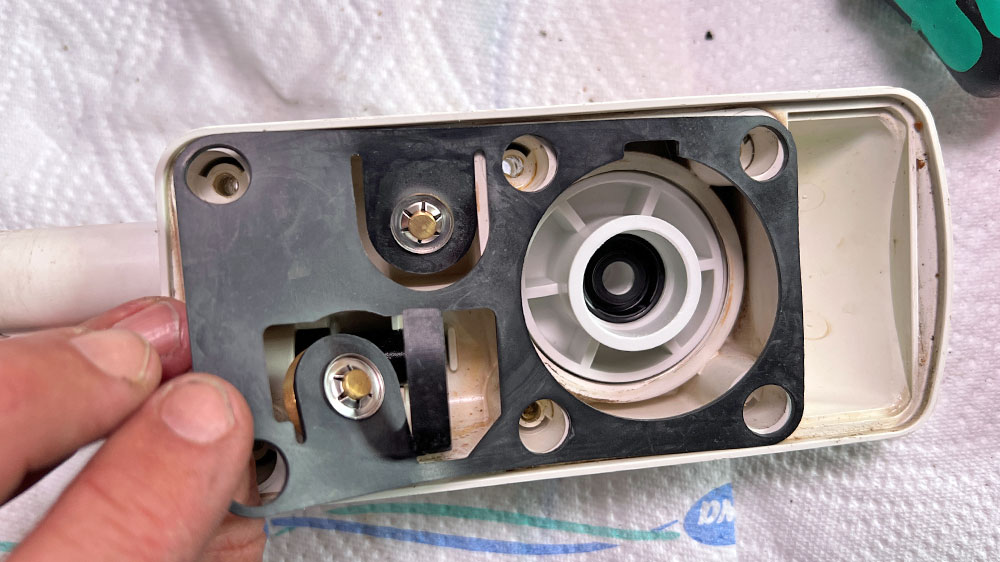 blauwasser_fotoanleitung_wartung_wcpumpe_zusammenbau_deckel_1