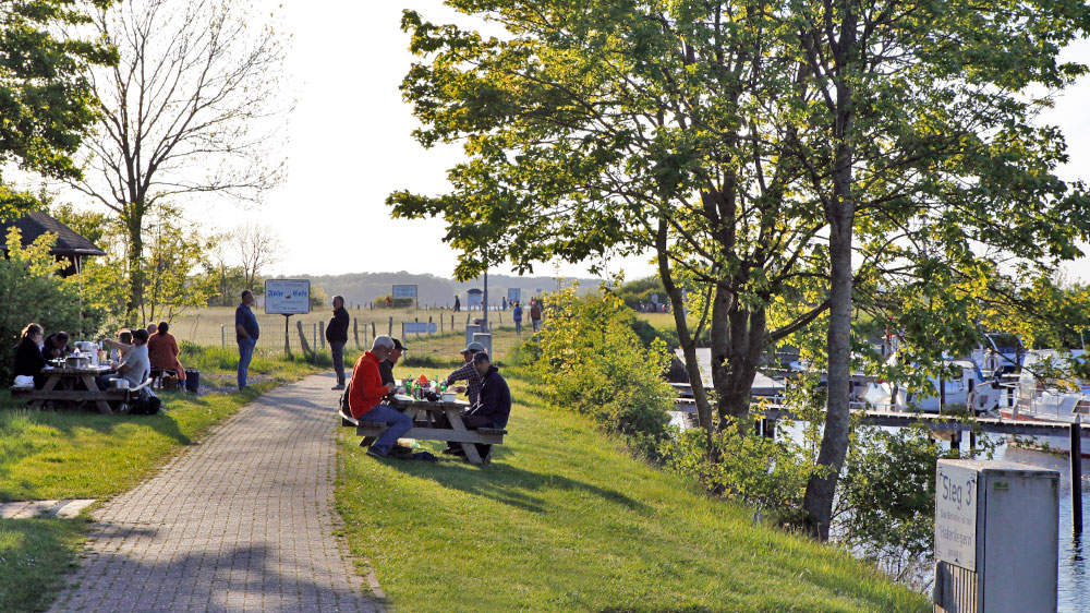blauwasser_hafen_gelting_mole_grillen