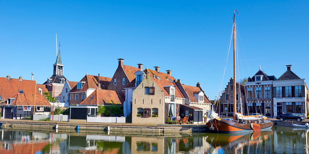 blauwasser_holland_hafen_makkum_stadtansicht