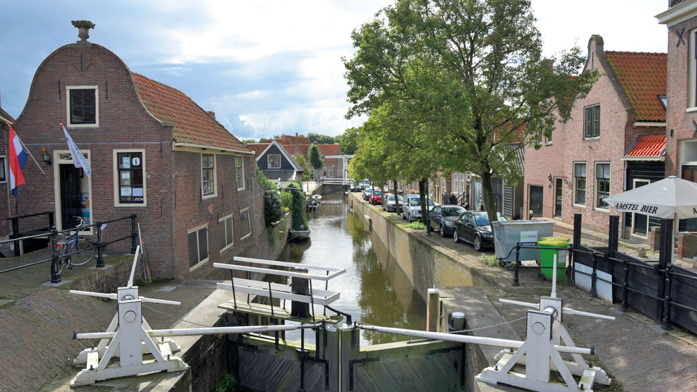 blauwasser_holland_hafen_monnikendam_gracht