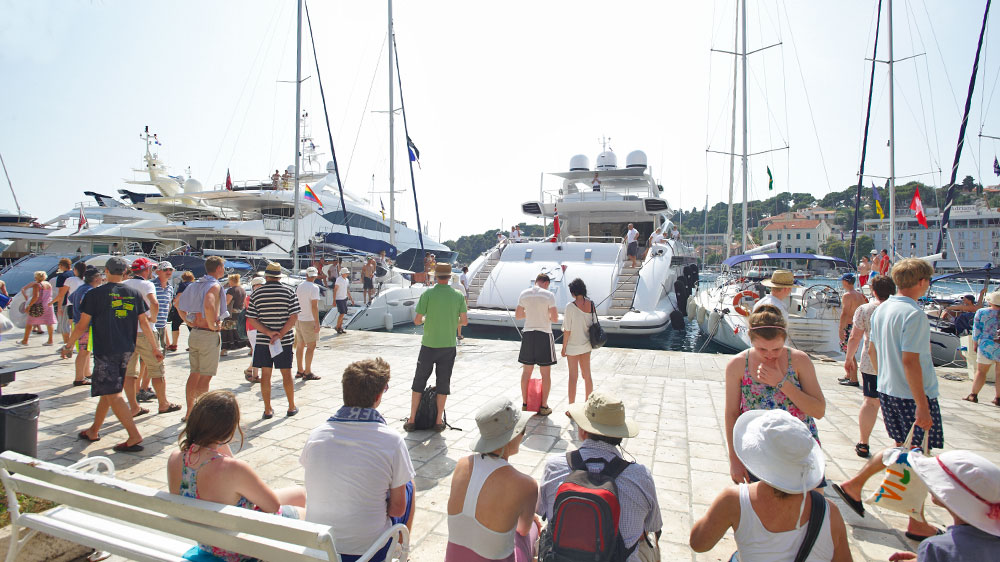 blauwasser_kroatien_revierinformation_norddalmatien_hvar_promenade