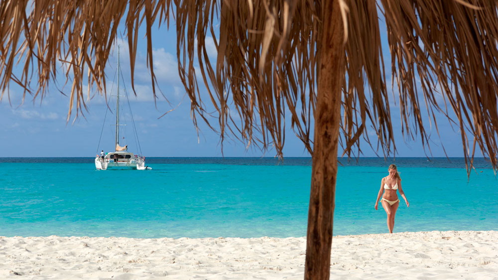 blauwasser_kuba_strand_touristin