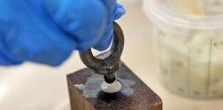 Foto-Anleitung: Beschlag mit Epoxy in Holz einsetzen