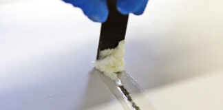 Foto-Anleitung: Kratzer mit Epoxy-Spachtel entfernen