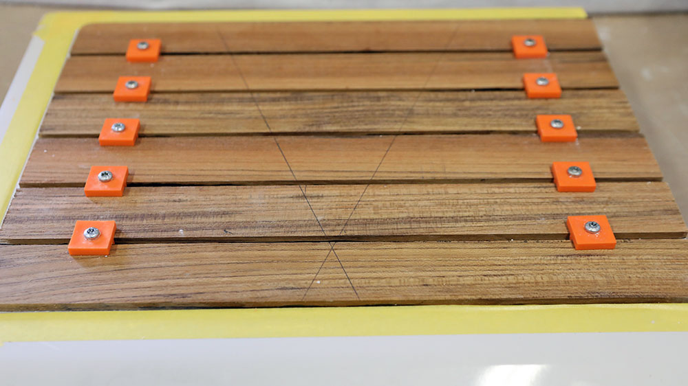 blauwasser_laminieren_teak_aufkleben_verfugen_abstandshalter_vorbereitung