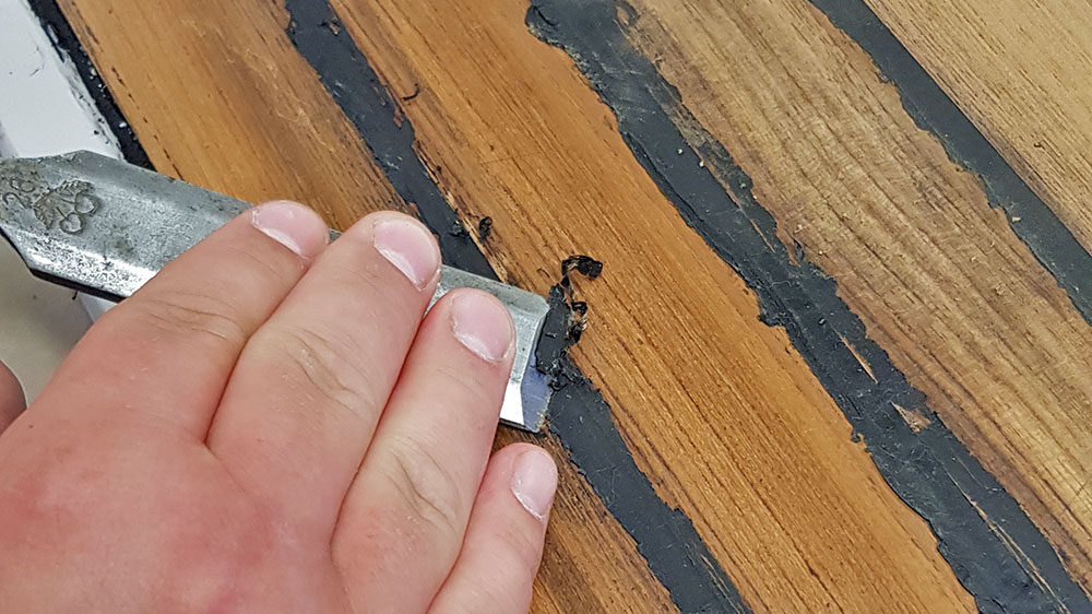 blauwasser_laminieren_teak_aufkleben_verfugen_stechbeitel