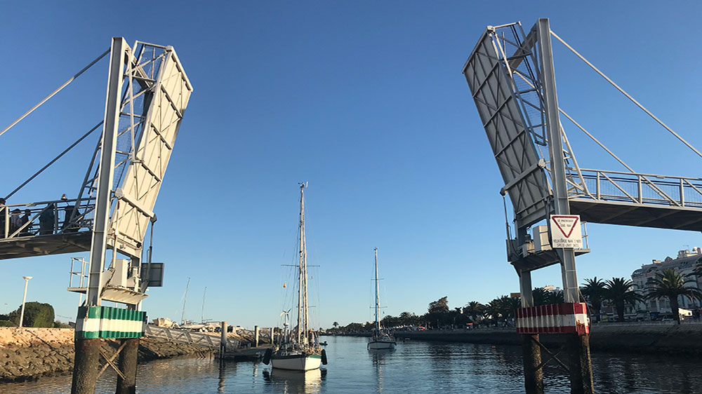 blauwasser_liegeplatz_hafen_lagos_bruecke
