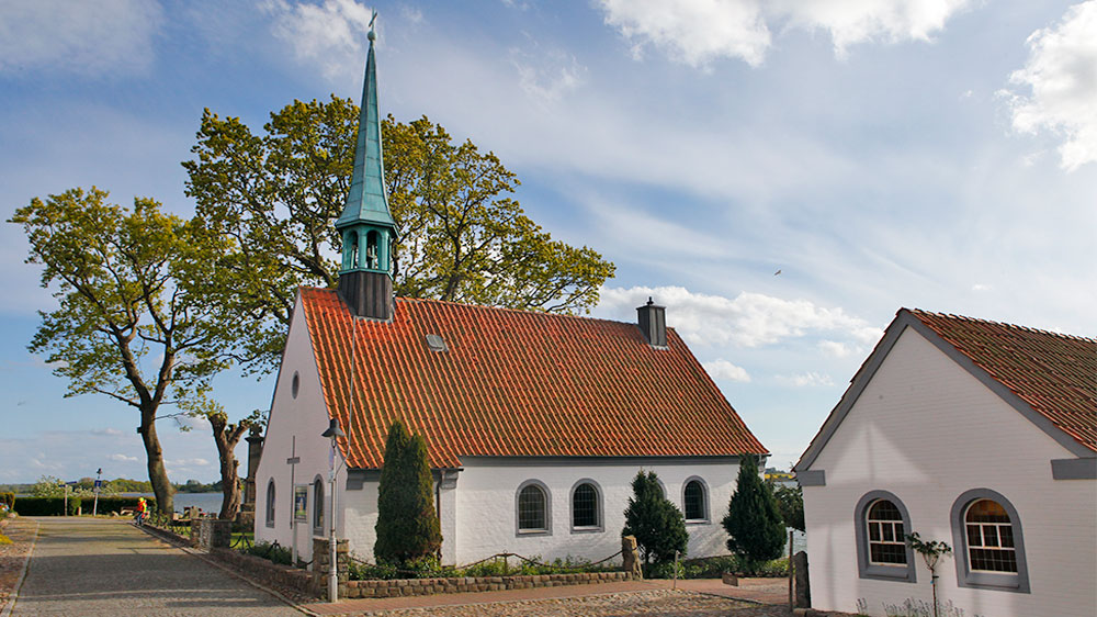 blauwasser_liegeplatz_hafen_maasholm_dorfkirche