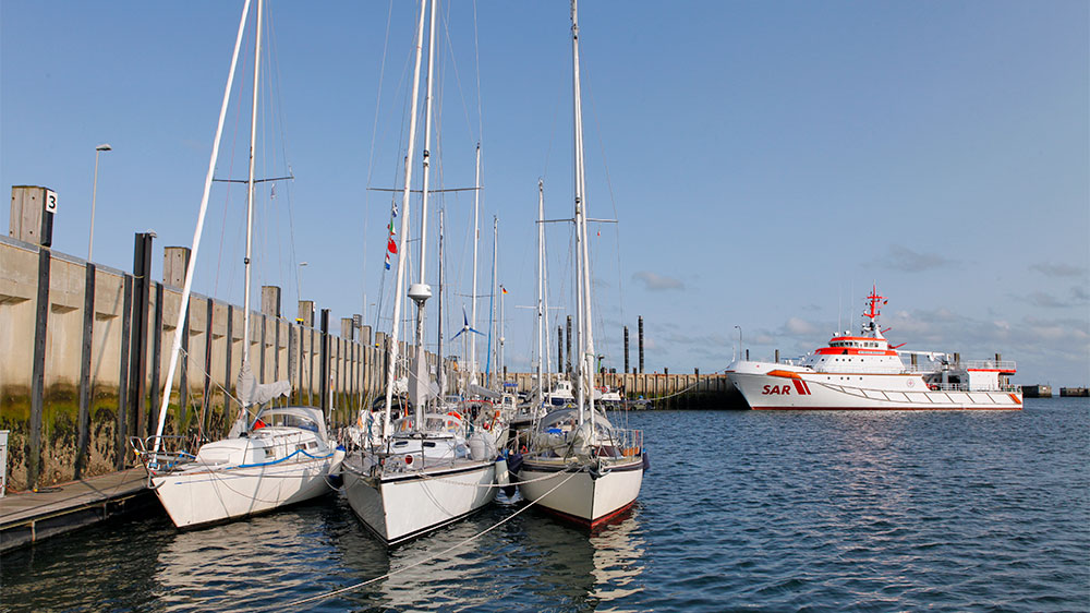 blauwasser_liegeplatz_helgoland_marina_schutzhafen_festmachen
