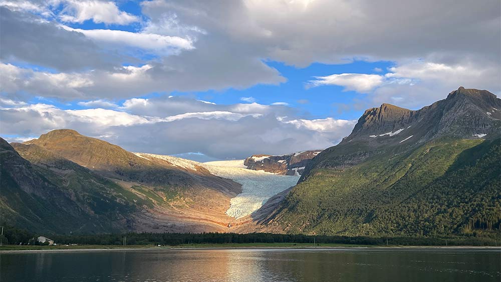 blauwasser_liegeplatz_norwegen_svartisen_engen_brygge_abendlicht