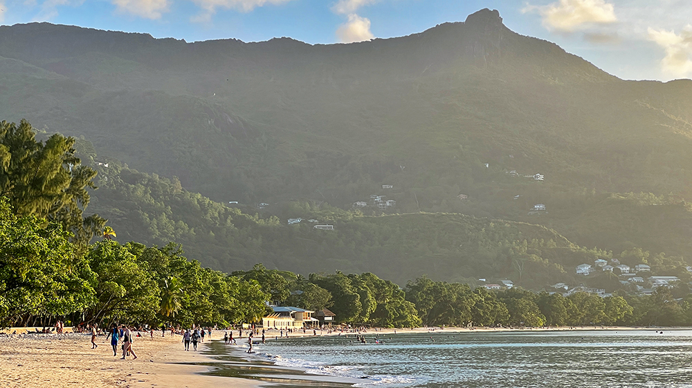 blauwasser_liegeplatz_seychellen_beau_vallon_strandblick