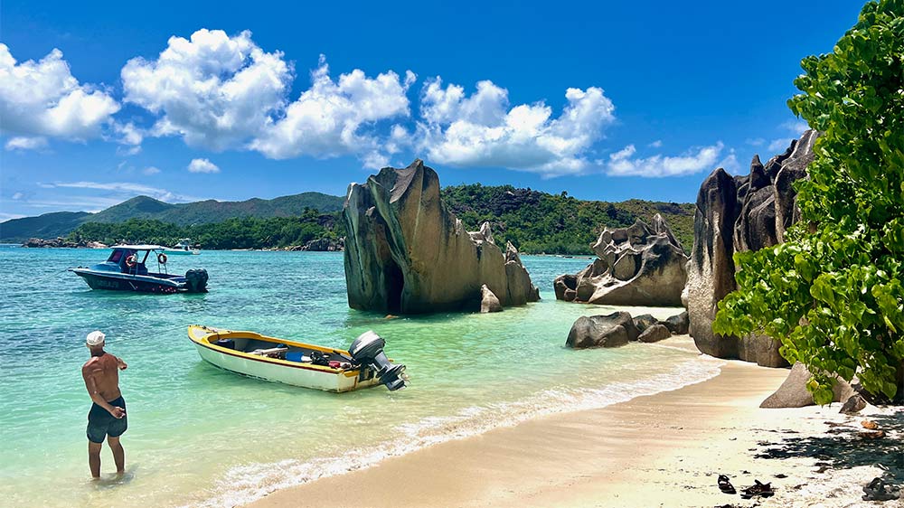 blauwasser_liegeplatz_seychellen_curieuse_bay_felsen